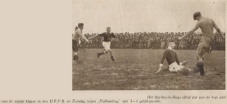 874569 Afbeelding van een spelmoment uit de voetbalwedstrijd tussen Stichtsche Boys (Utrecht) en Volharding, die in 3-3 ...